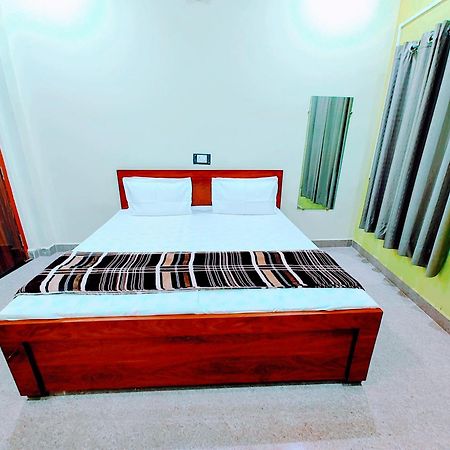Hotel Raghukul Ayodhya Esterno foto