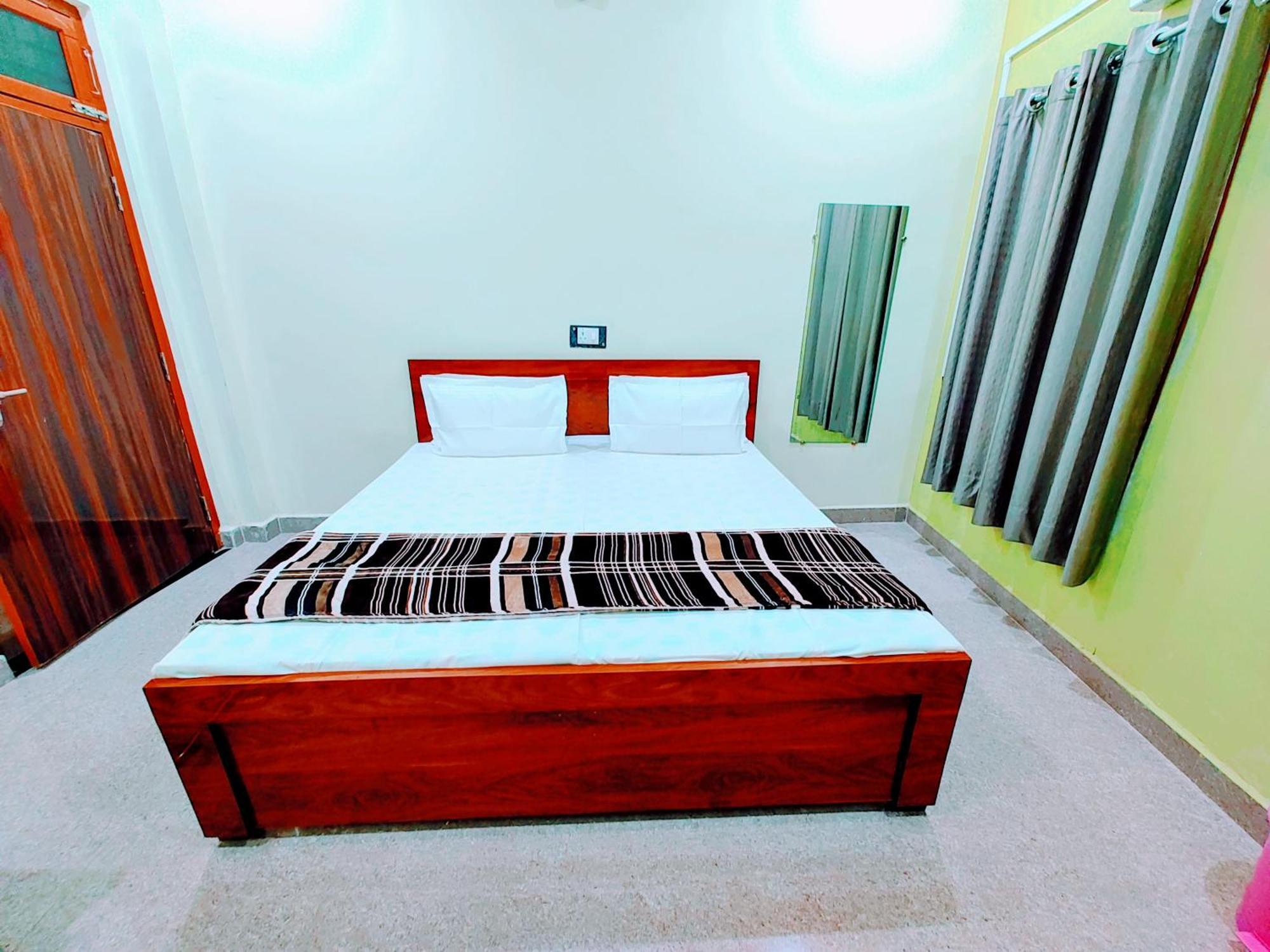 Hotel Raghukul Ayodhya Esterno foto