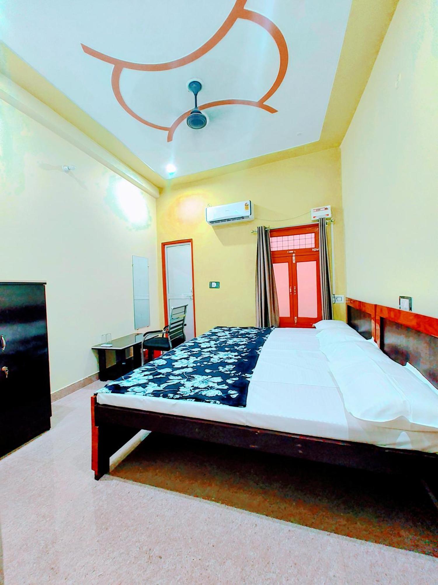 Hotel Raghukul Ayodhya Esterno foto