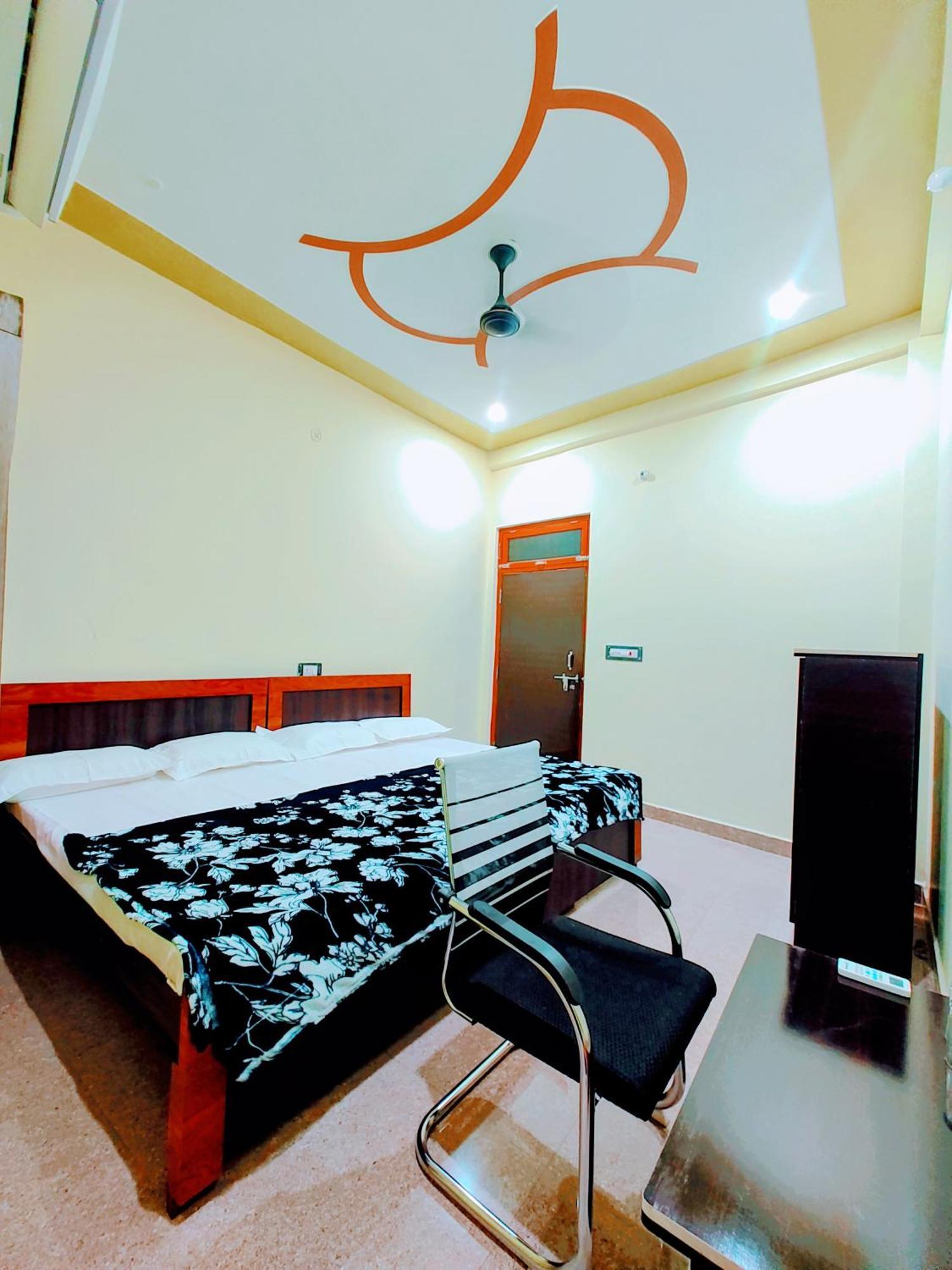 Hotel Raghukul Ayodhya Esterno foto
