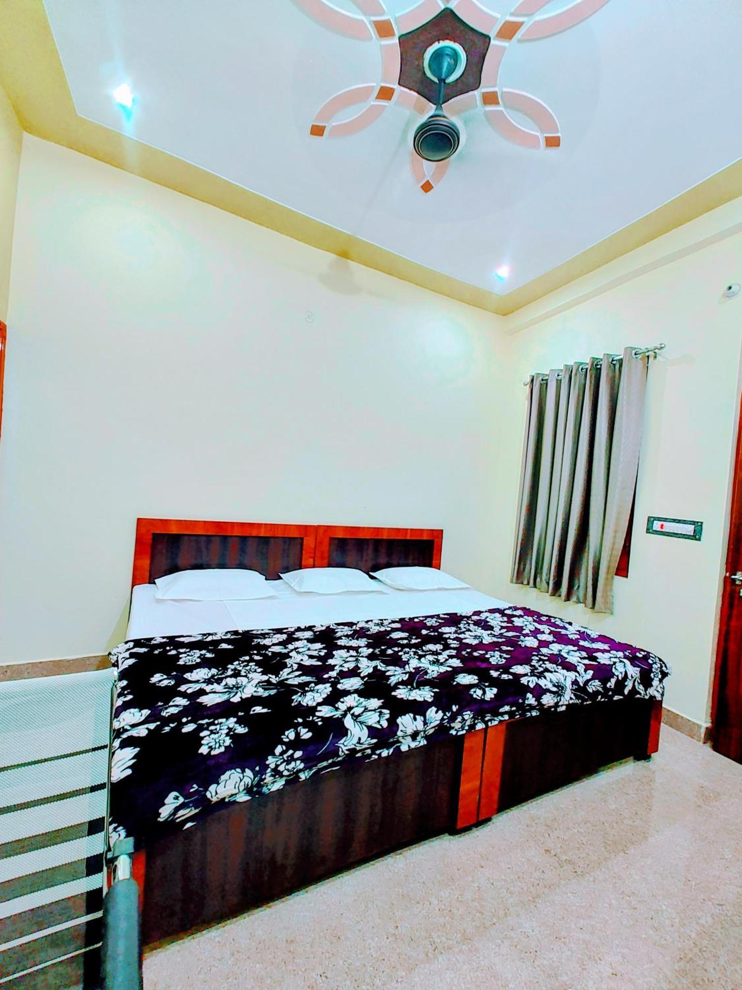 Hotel Raghukul Ayodhya Esterno foto